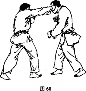 截拳道右手側(cè)拳擊打其頭部腮面